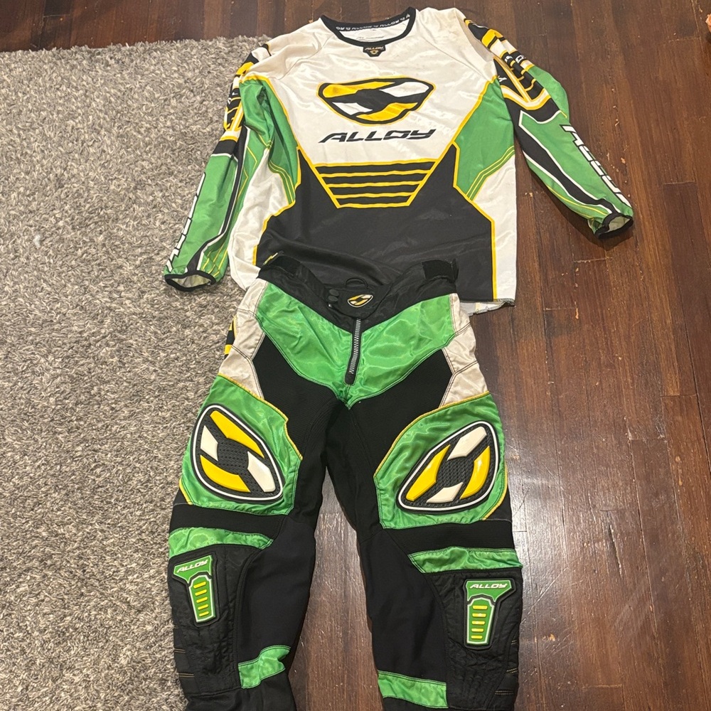 ALLOY Green and Black Racing Gear